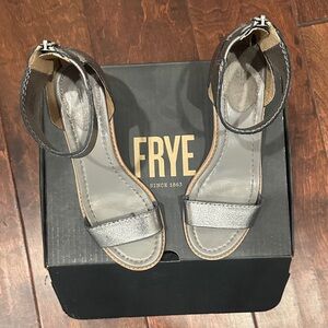 FRYE Women's Metallic Silver Ankle-Strap Sandals